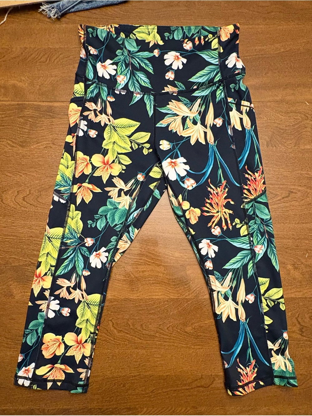High-Rise Navy Tropical Floral Capri Leggings with Wide Waistband